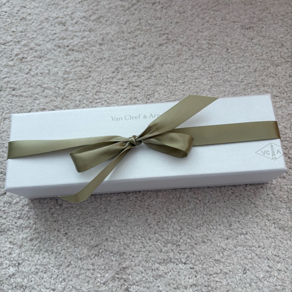 Authentic Van Cleef & Arpels Green Jewelry Pouch - image 7